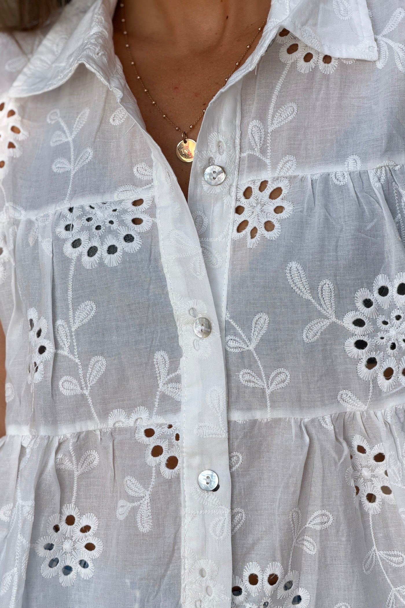 Blouse sans manches blanche à boutons fleurs en broderie anglaise