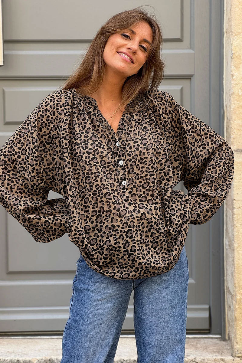 Blouse taupe imprimé léopard en gaze de coton à col boutonné