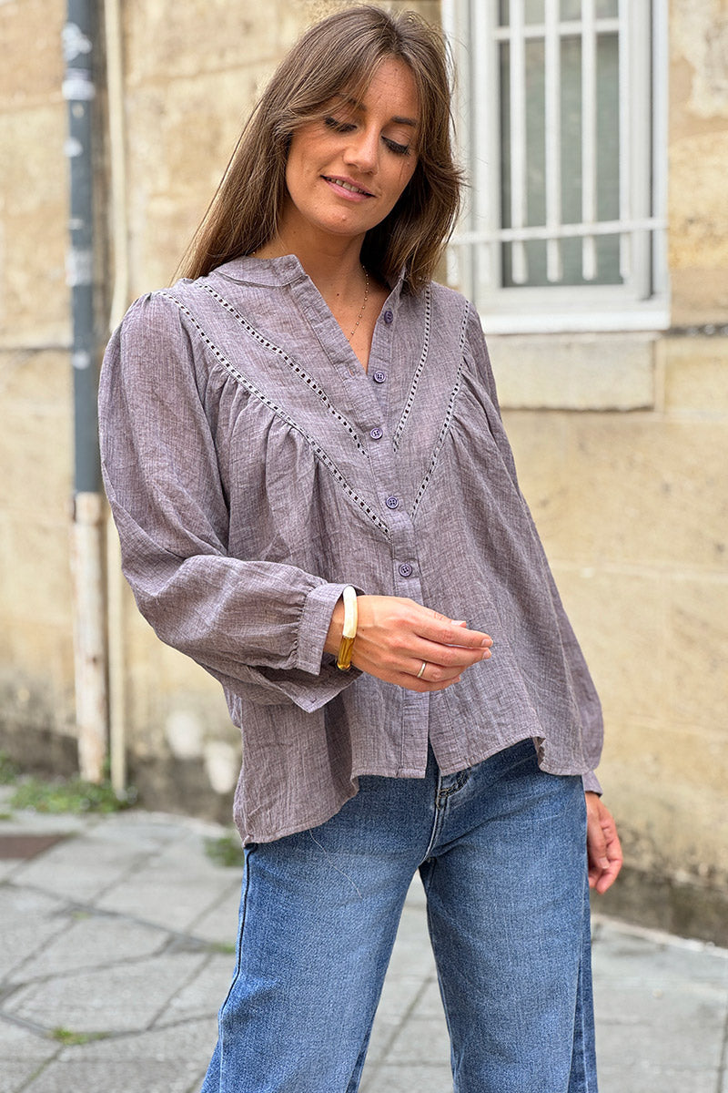 Blouse violet en coton a boutons col v broderie ajourée