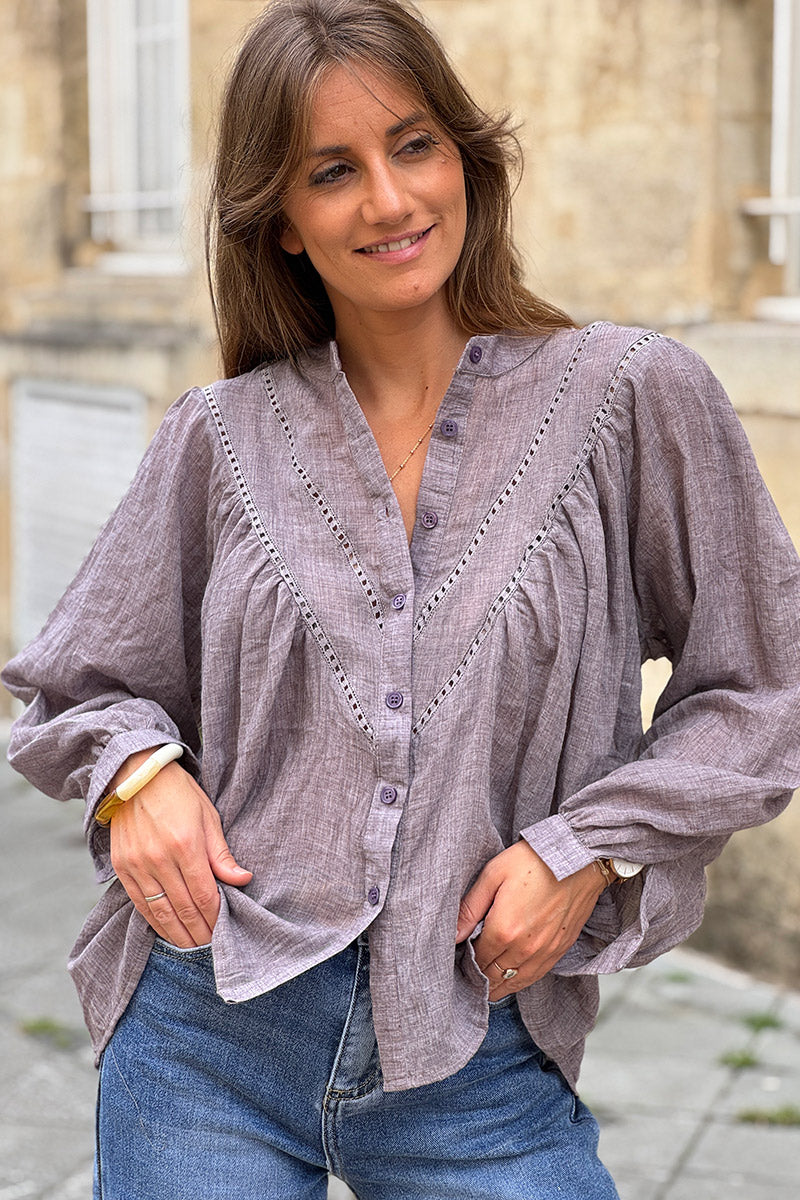 Blouse violet en coton a boutons col v broderie ajourée
