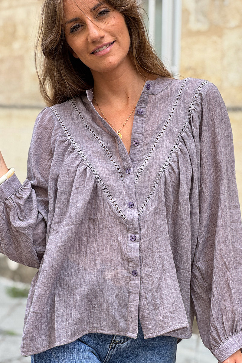 Blouse violet en coton a boutons col v broderie ajourée