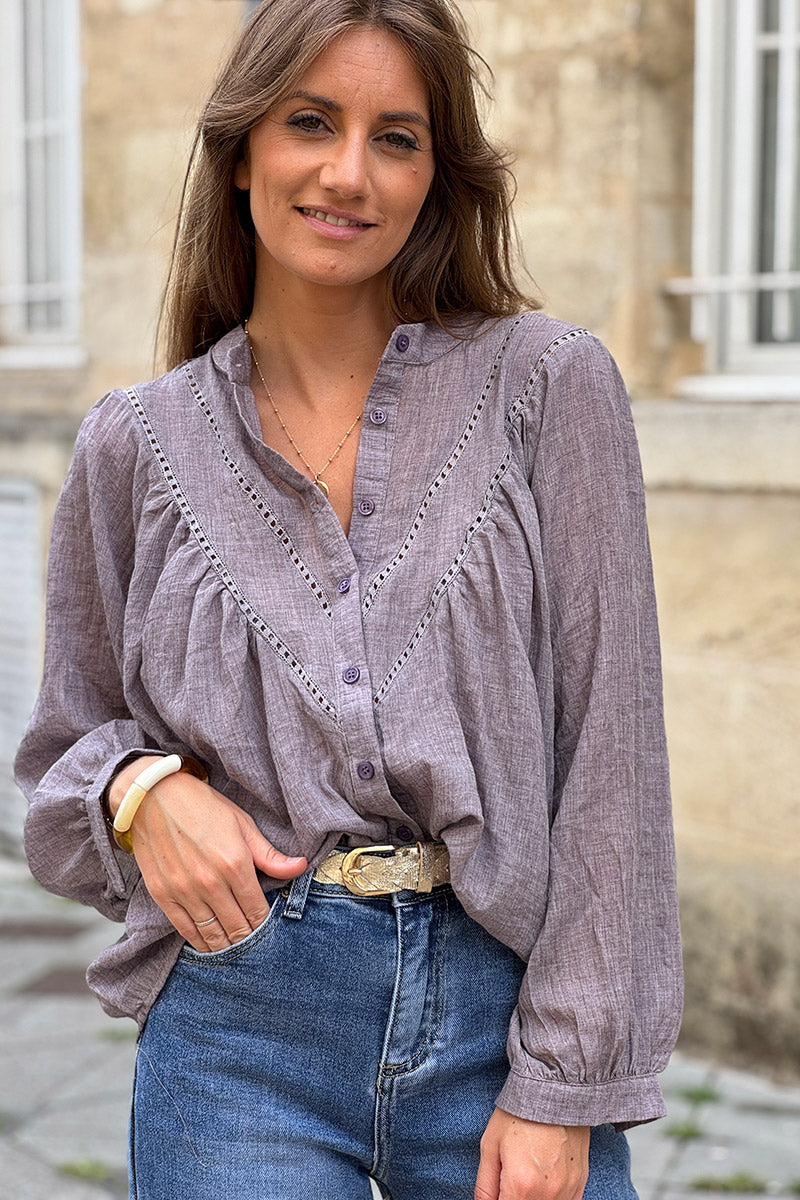 Blouse violet en coton a boutons col v broderie ajourée