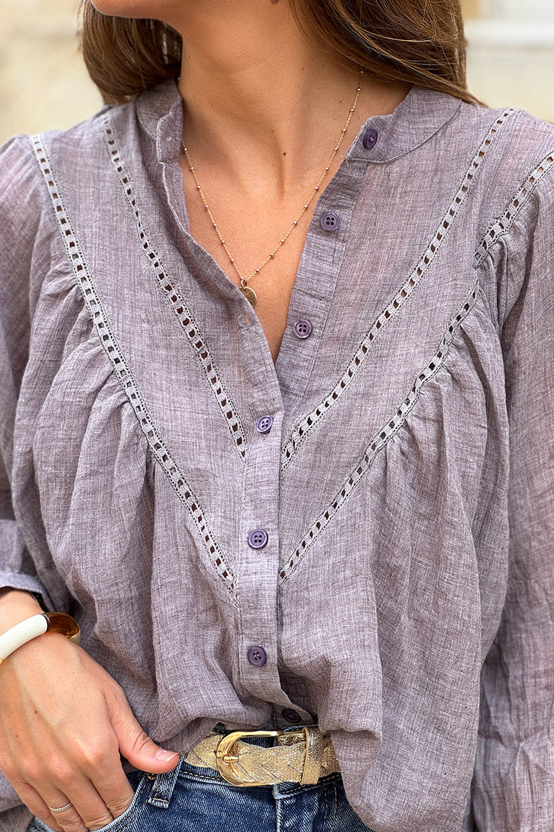 Blouse violet en coton a boutons col v broderie ajourée