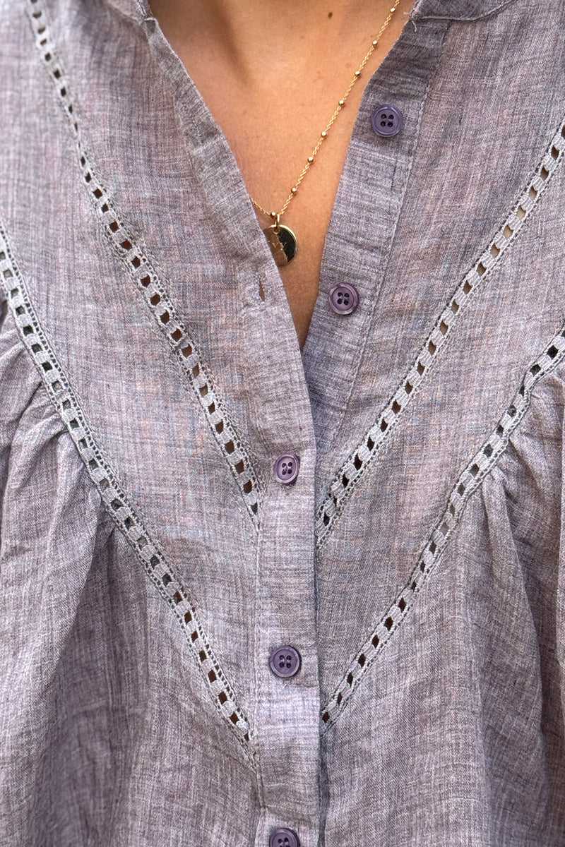 Blouse violet en coton a boutons col v broderie ajourée