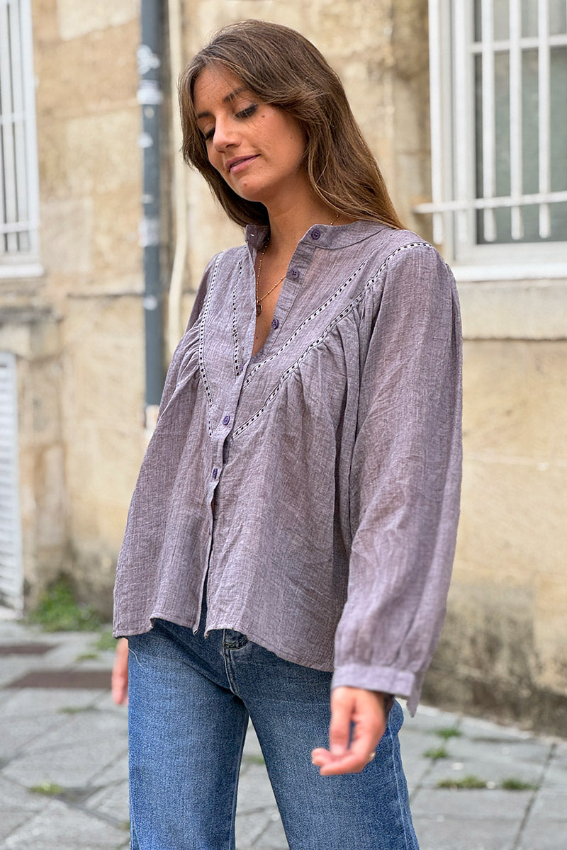 Blouse violet en coton a boutons col v broderie ajourée