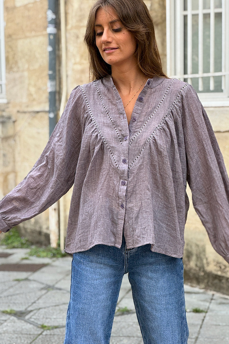 Blouse violet en coton a boutons col v broderie ajourée