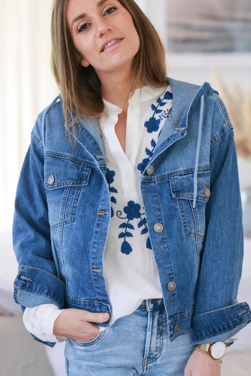 Blouson en jean délavé stretch avec capuche