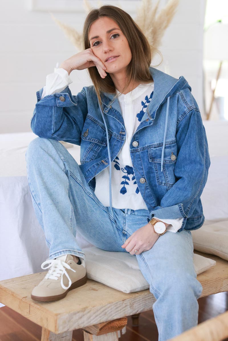 Blouson en jean délavé stretch avec capuche