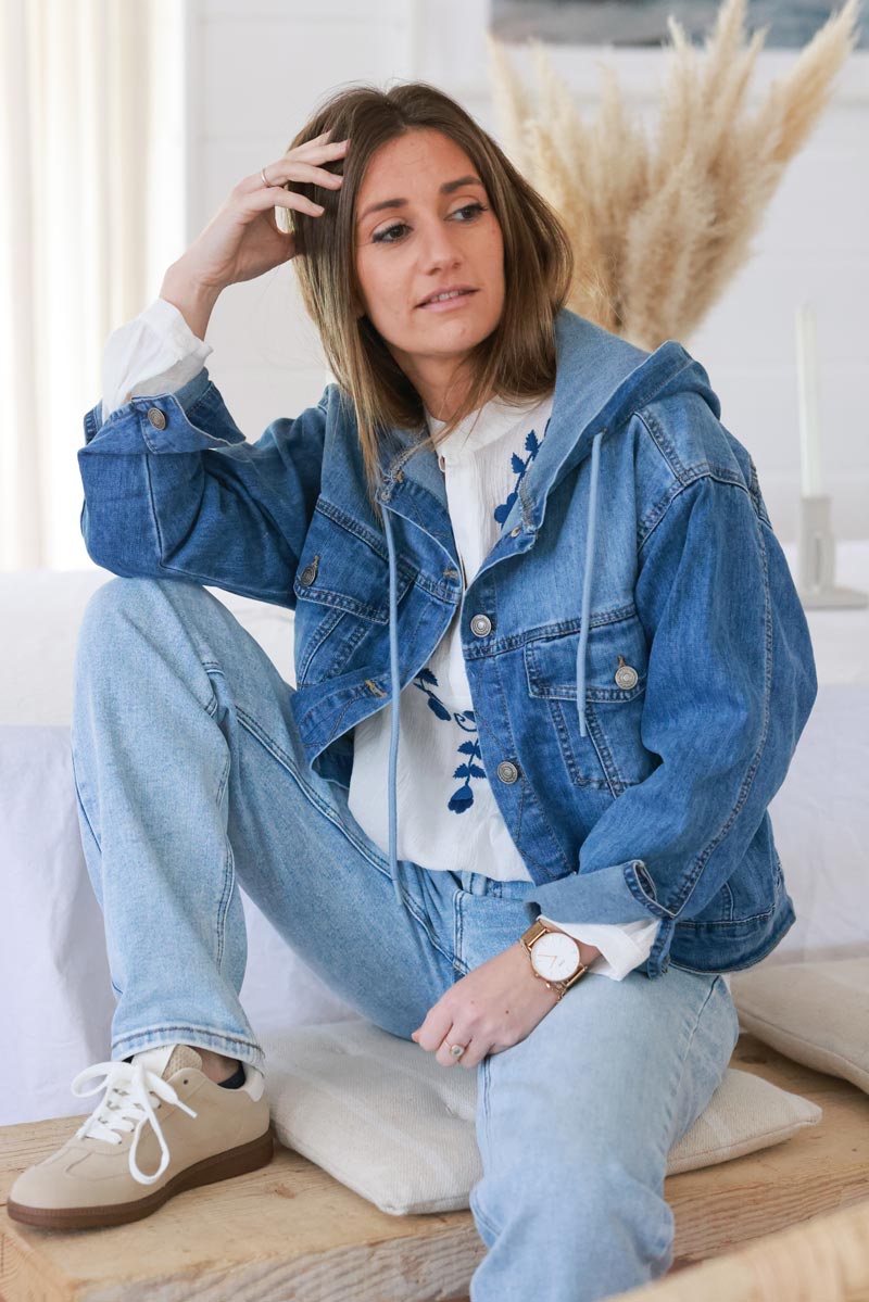 Blouson en jean délavé stretch avec capuche