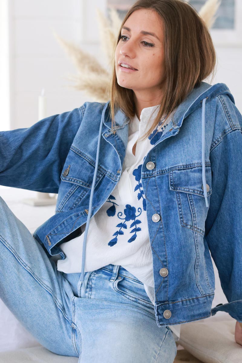 Blouson en jean délavé stretch avec capuche