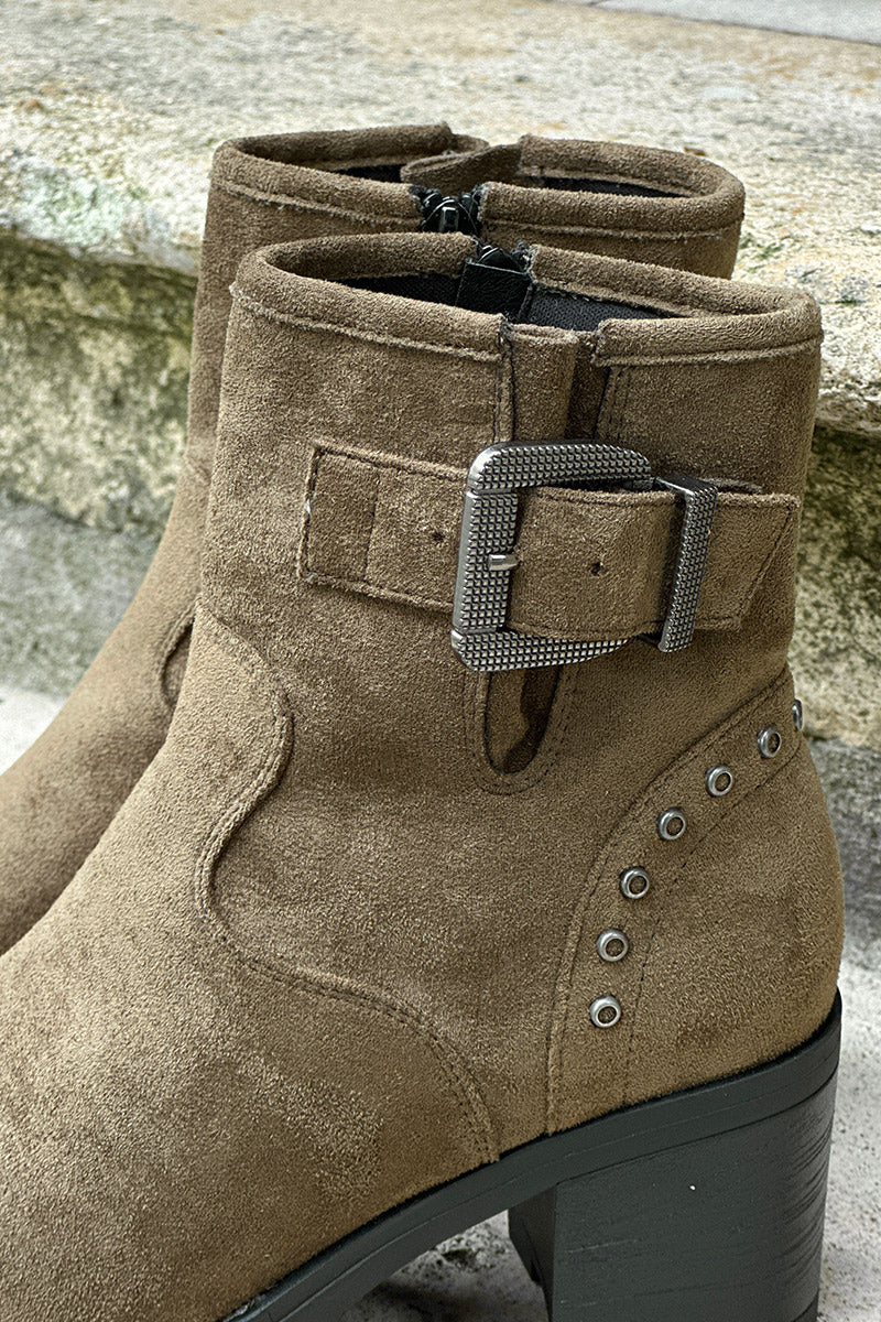 Boots kaki à talons crantés avec détails boucles et clous