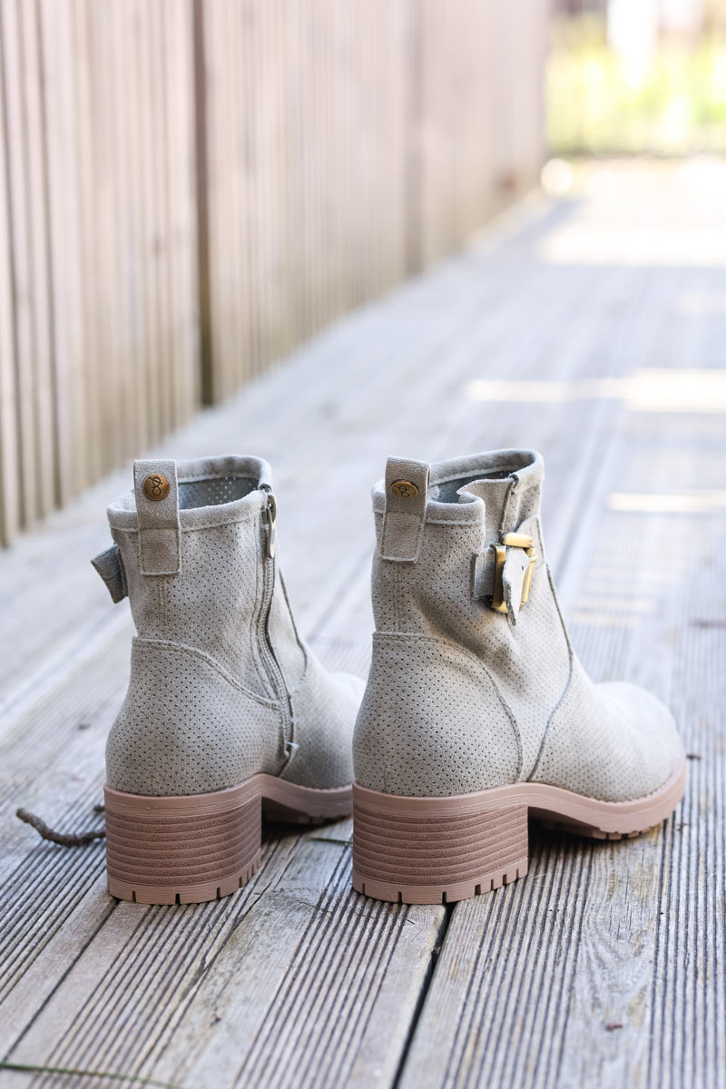 Chunky mid heel suedette chelsea boots in light khaki with buckle Horizons Lointains