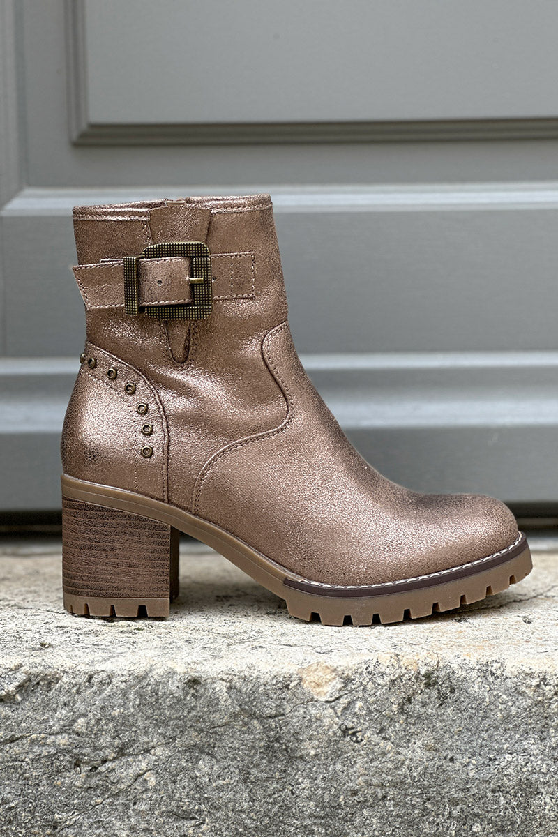 Boots marron brillantes effet bronze à talons crantés avec détails boucles et clous