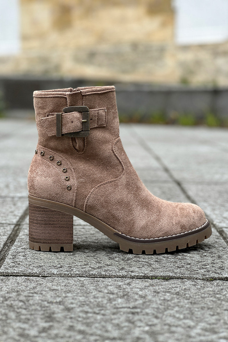 Boots taupe à talons crantés avec détails boucles et clous