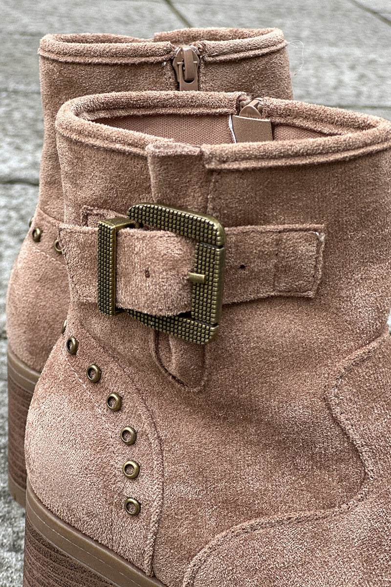 Boots taupe à talons crantés avec détails boucles et clous