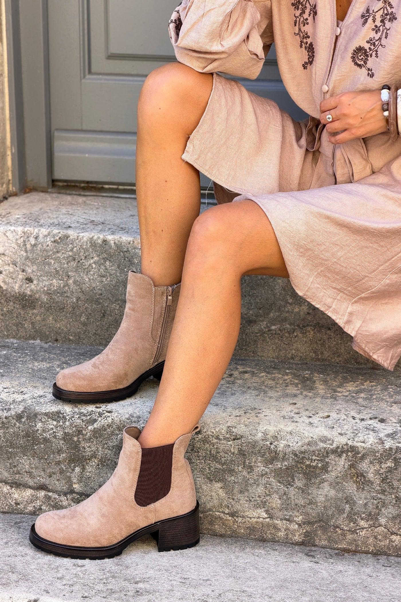 Bottines à talons en suédine beige esprit Chelsea avec détail élastique