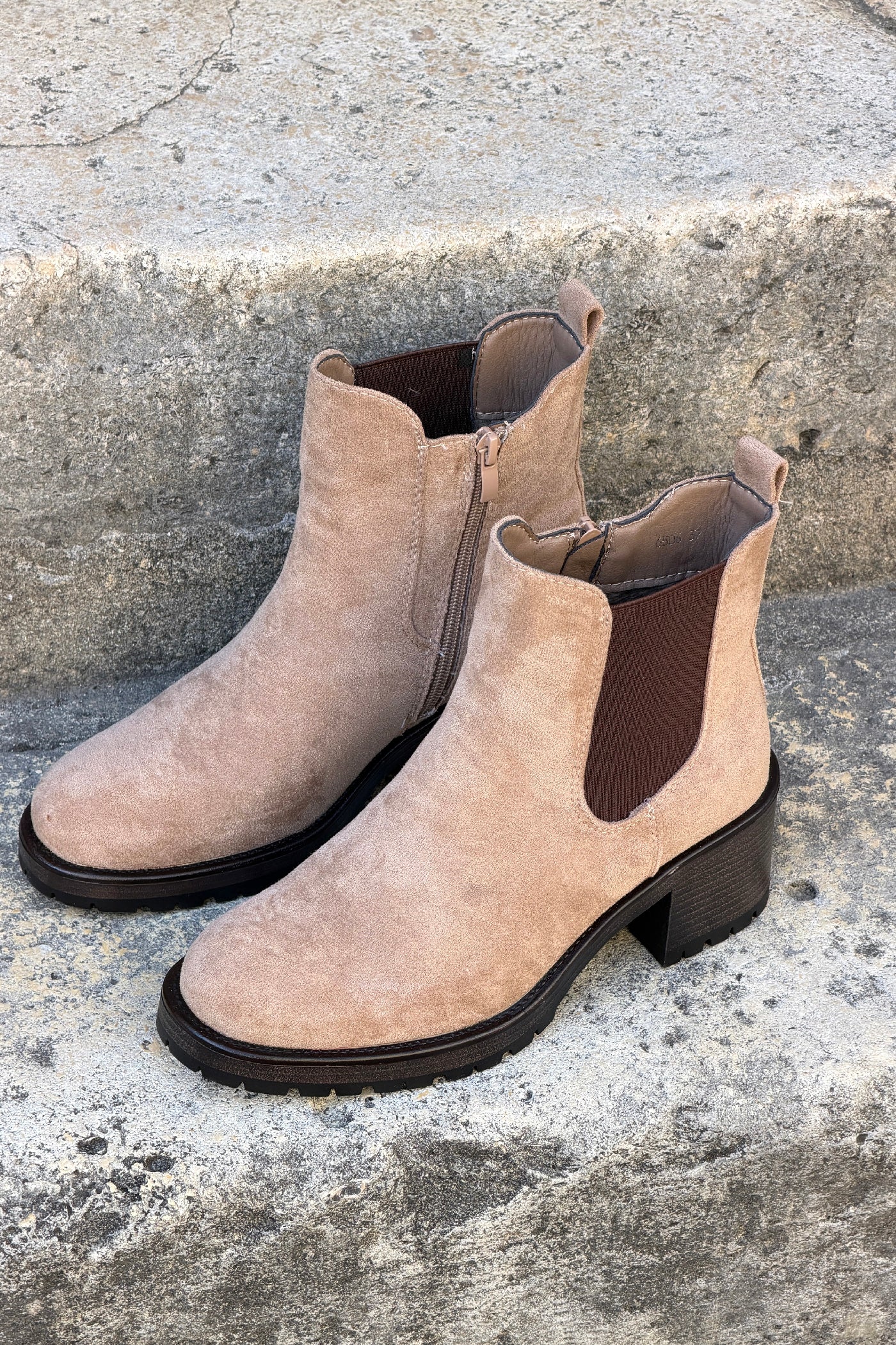 Bottines à talons en suédine beige esprit Chelsea avec détail élastique