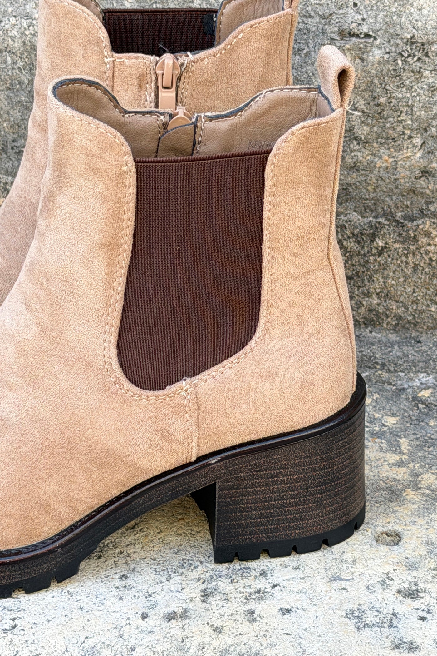 Bottines à talons en suédine beige esprit Chelsea avec détail élastique