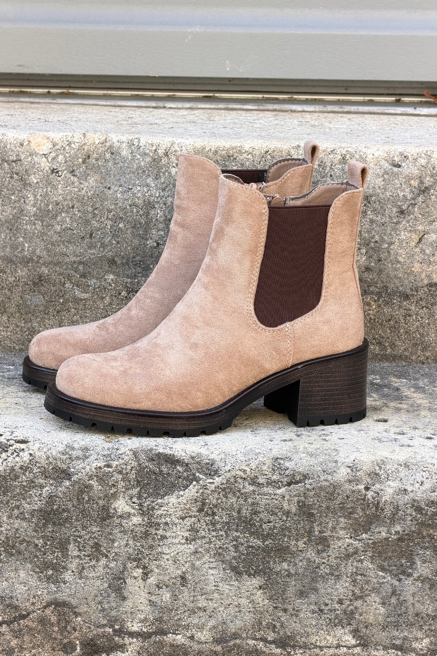 Bottines à talons en suédine beige esprit Chelsea avec détail élastique