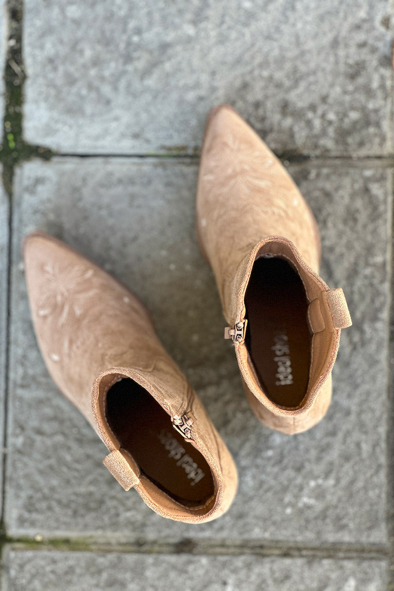 Bottines beige style santiags basse à talon broderie fleurs