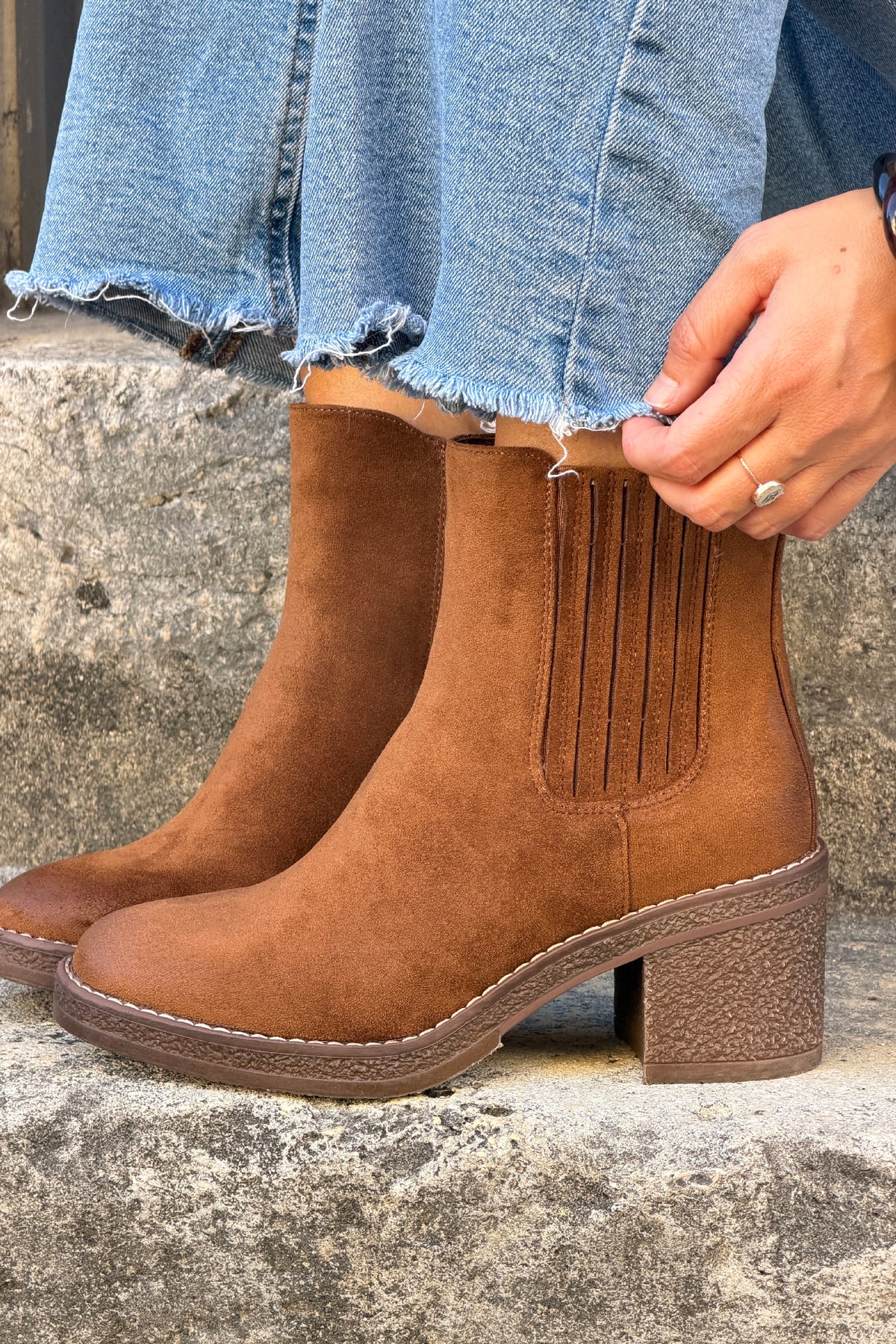 Bottines chelsea effet daim camel à talons