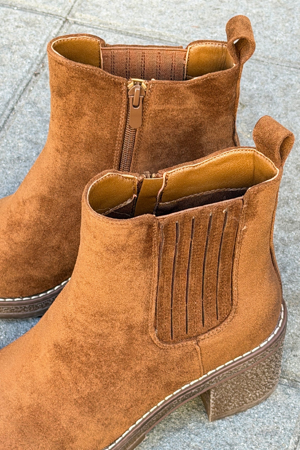 Bottines chelsea effet daim camel à talons