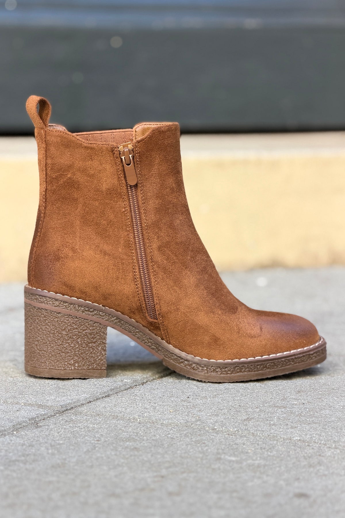 Bottines chelsea effet daim camel à talons