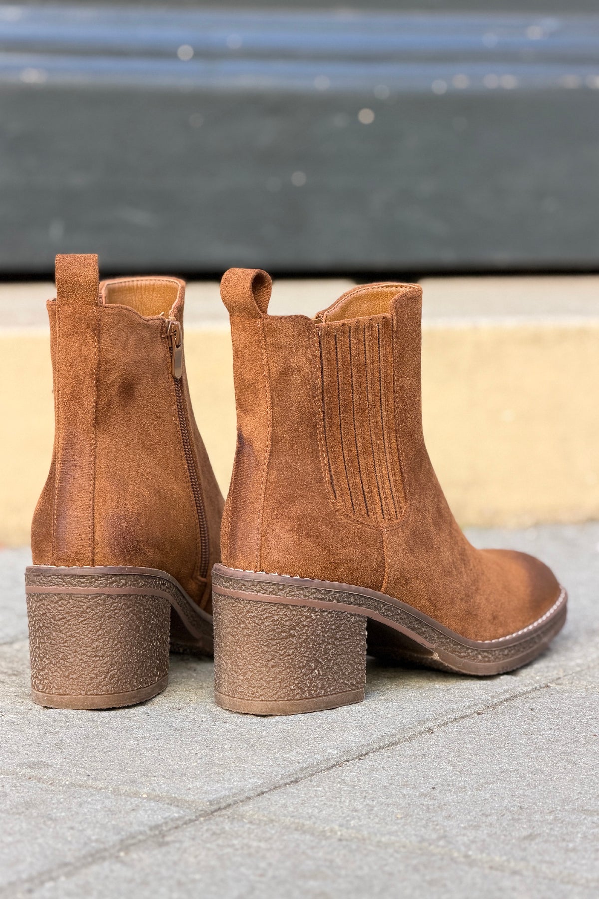 Bottines chelsea effet daim camel à talons