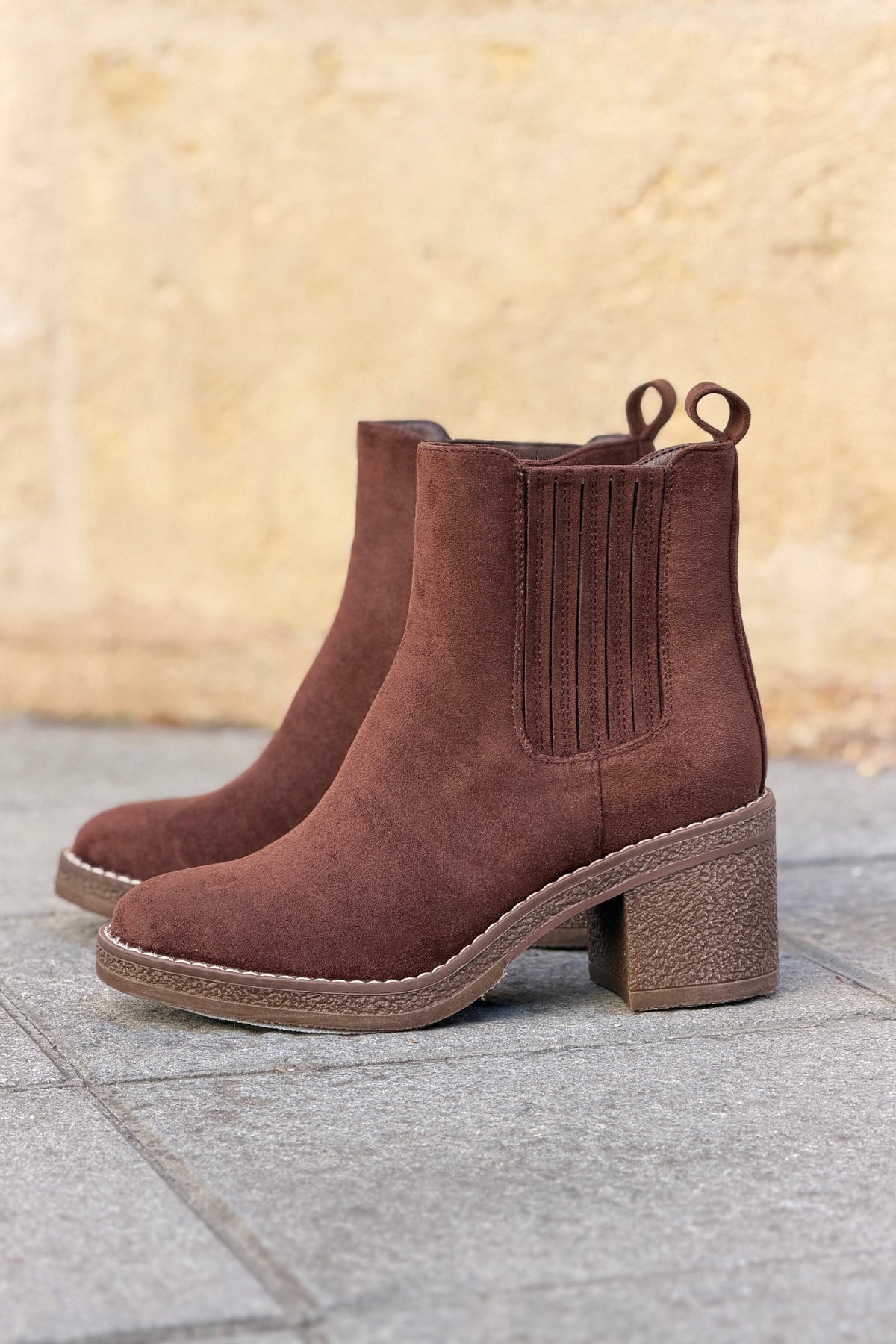 Bottines Chelsea effet daim marron chocolat à talons