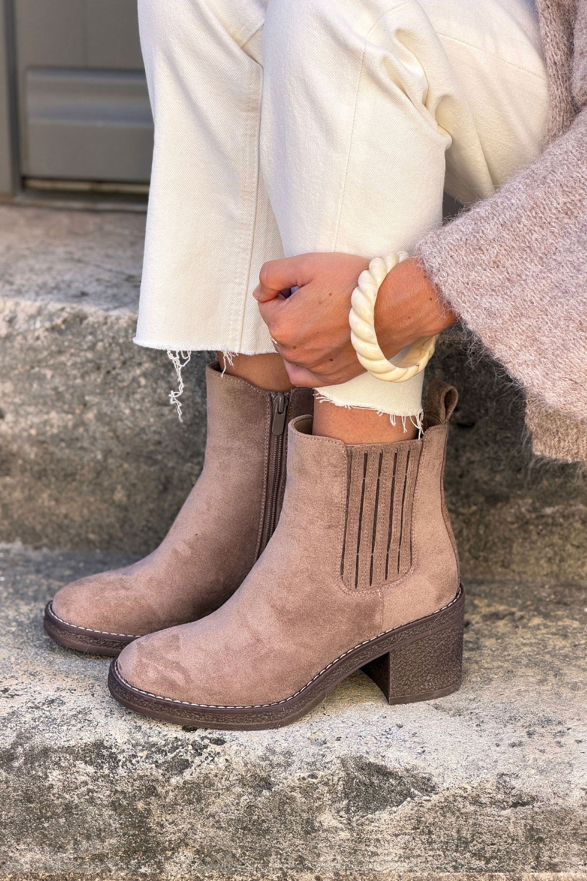 Bottines chelsea effet daim taupe à talons