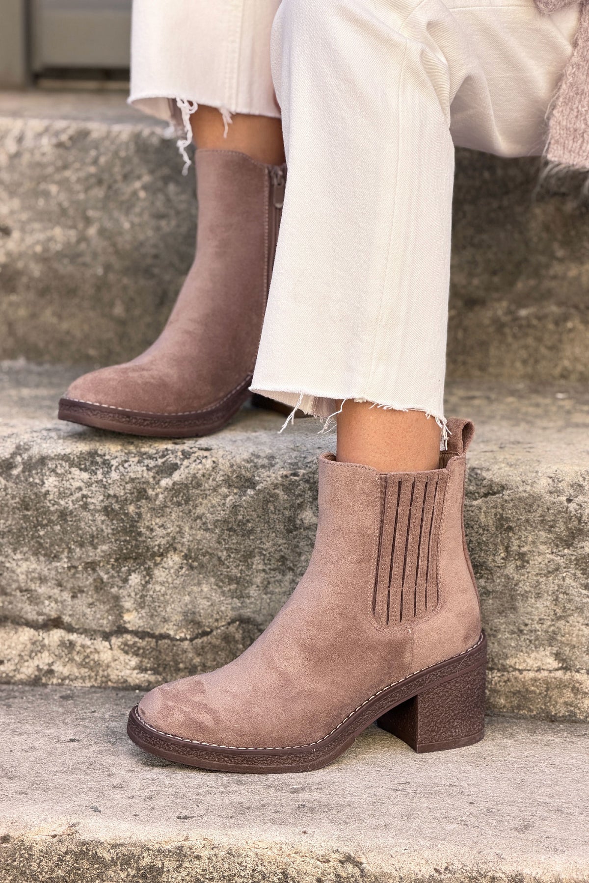 Bottines chelsea effet daim taupe à talons