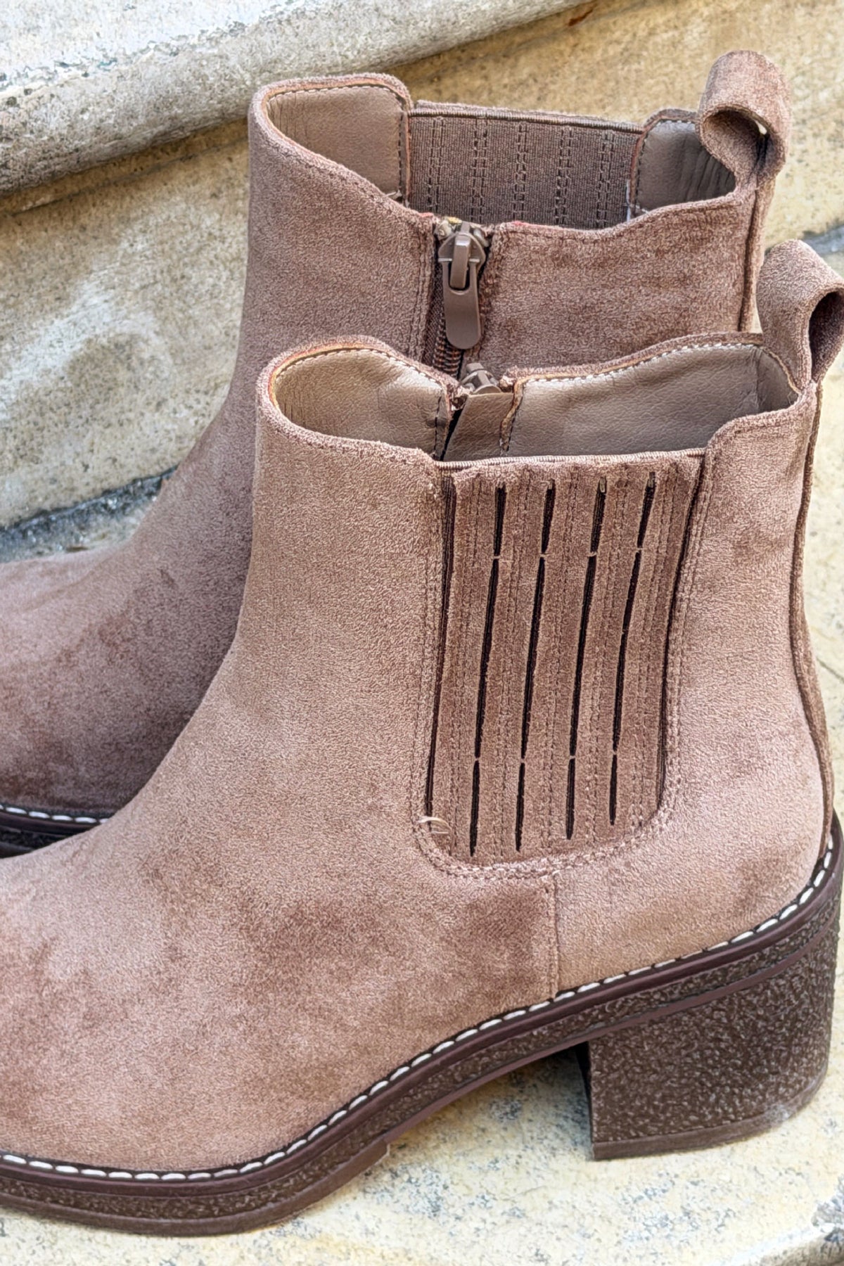 Bottines chelsea effet daim taupe à talons