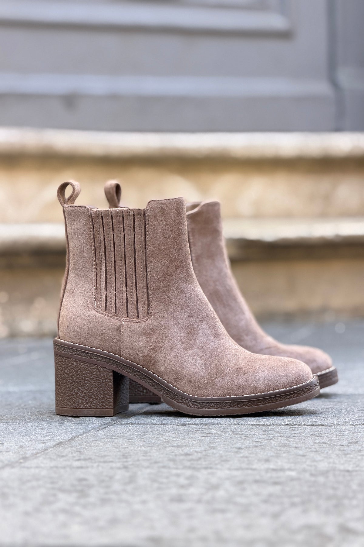 Bottines chelsea effet daim taupe à talons