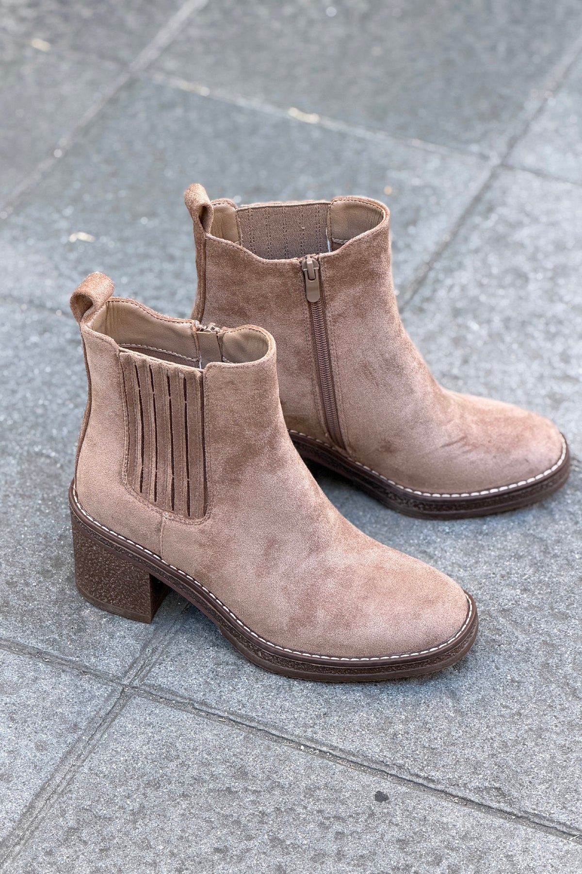 Bottines chelsea effet daim taupe à talons