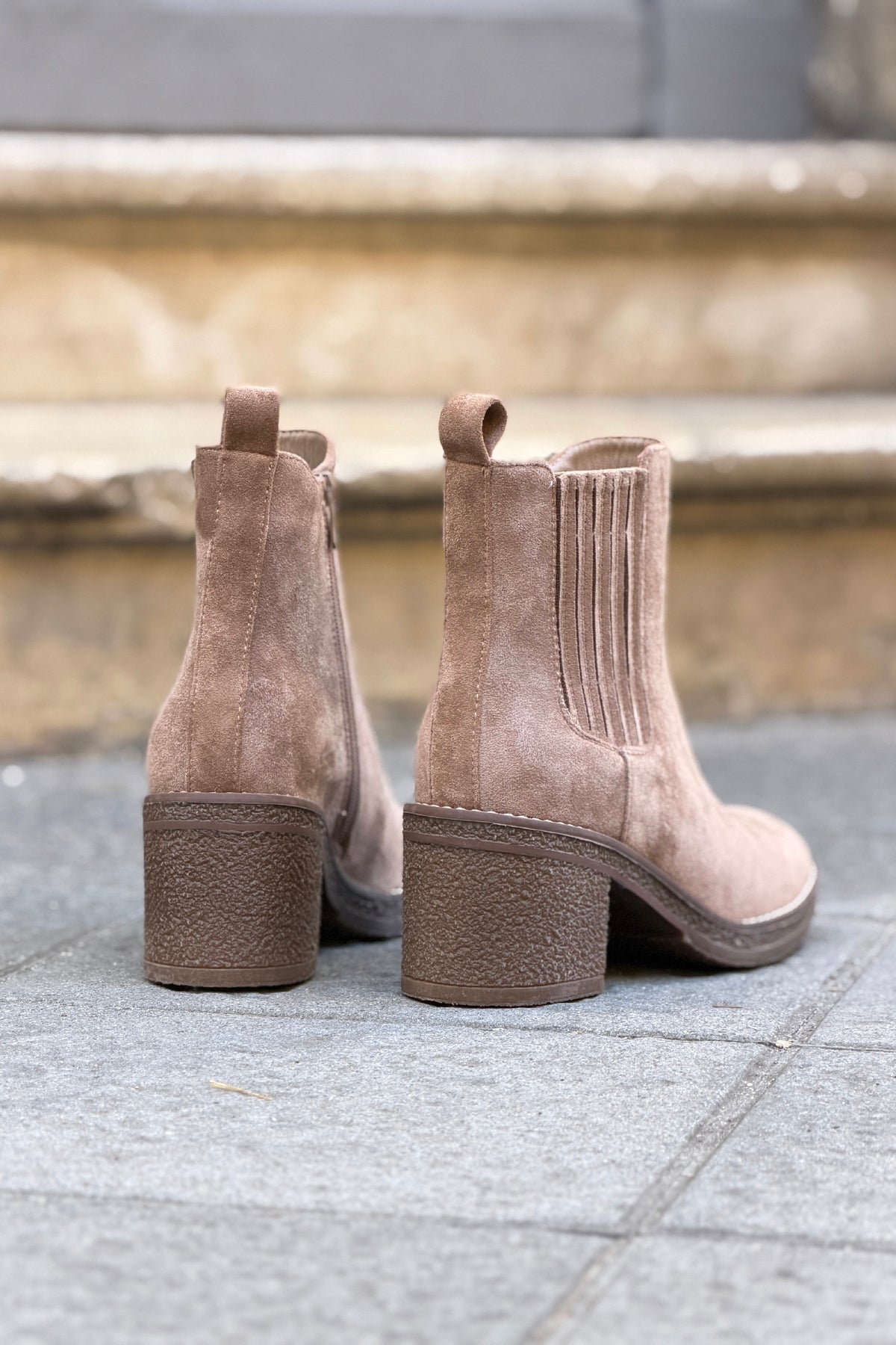 Bottines chelsea effet daim taupe à talons