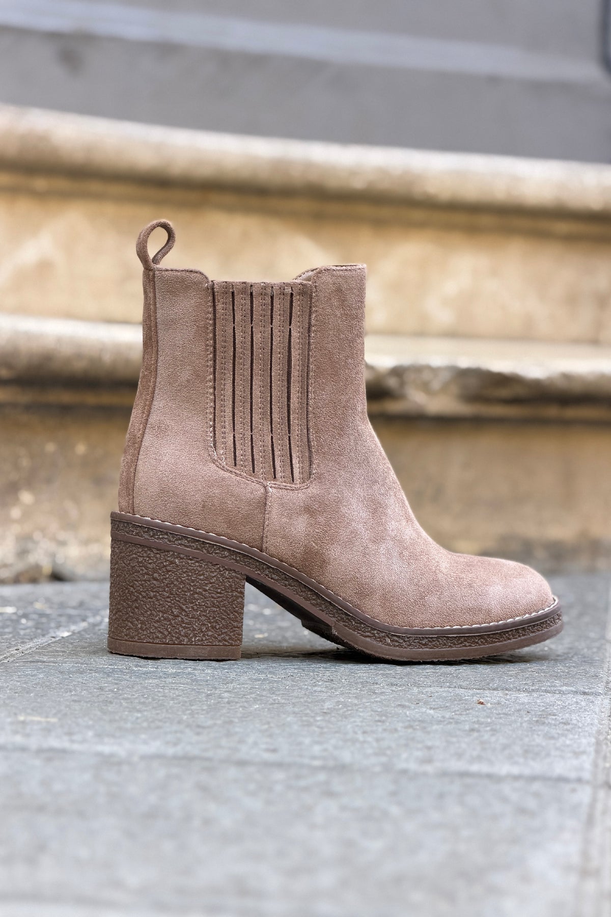 Bottines chelsea effet daim taupe à talons