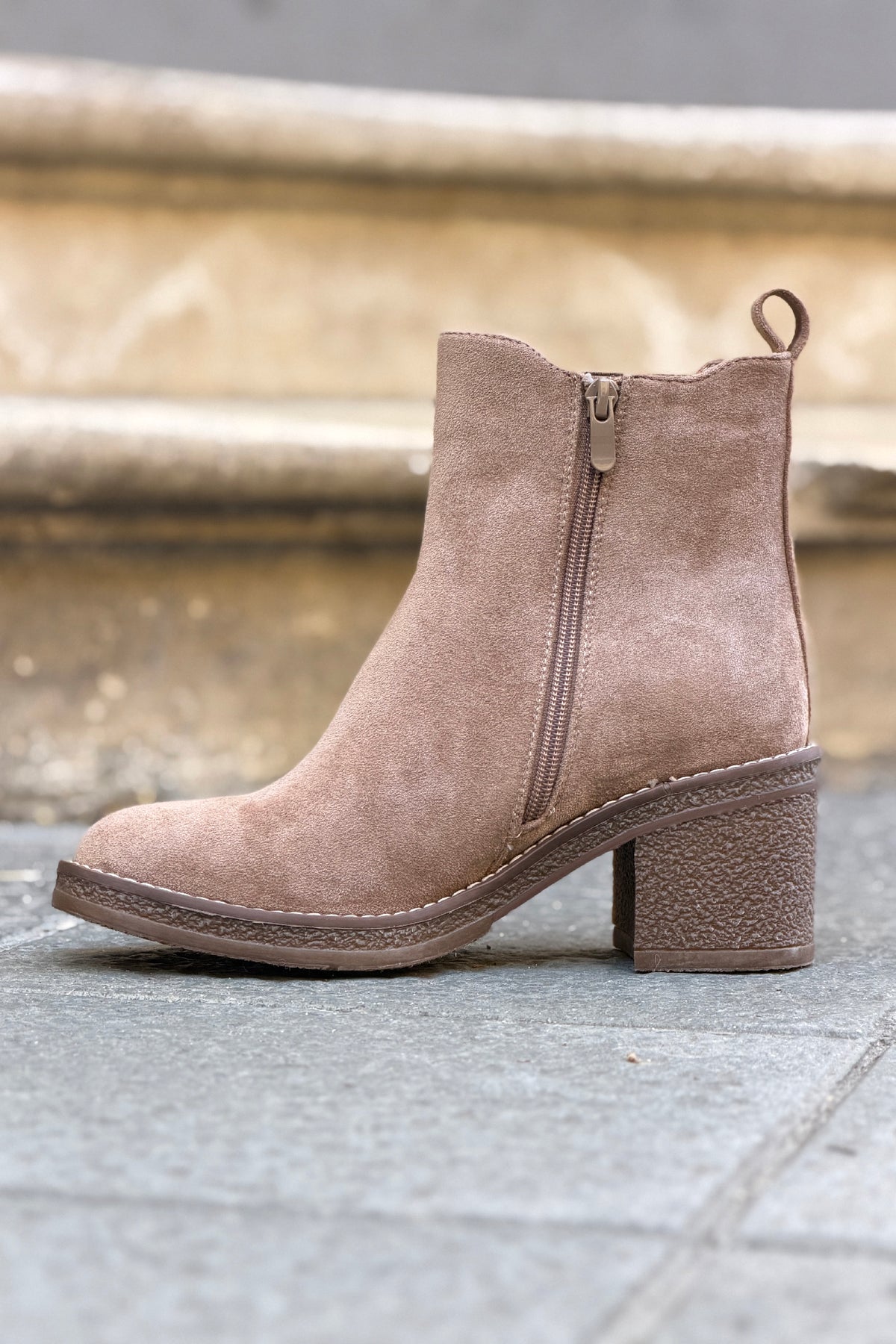 Bottines chelsea effet daim taupe à talons