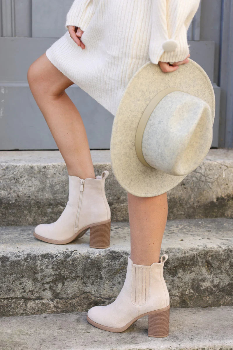 Bottines écru style chelsea en suédine à talon