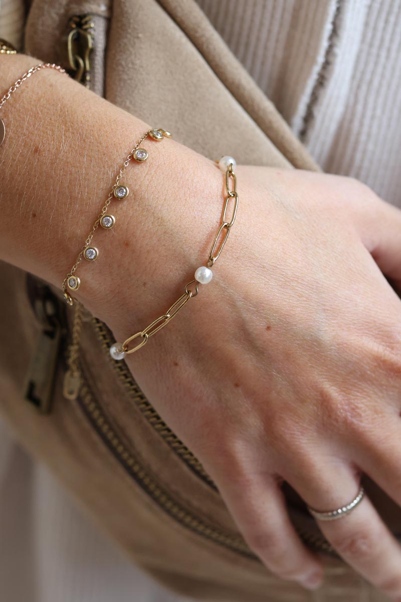 Paper link bracelet in gold with pearl detail