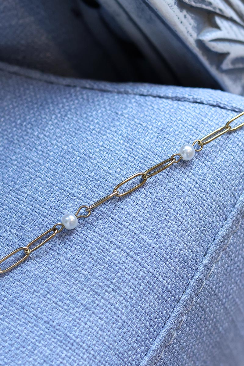 Bracelet chaine maille dorée et perles nacrées blanches