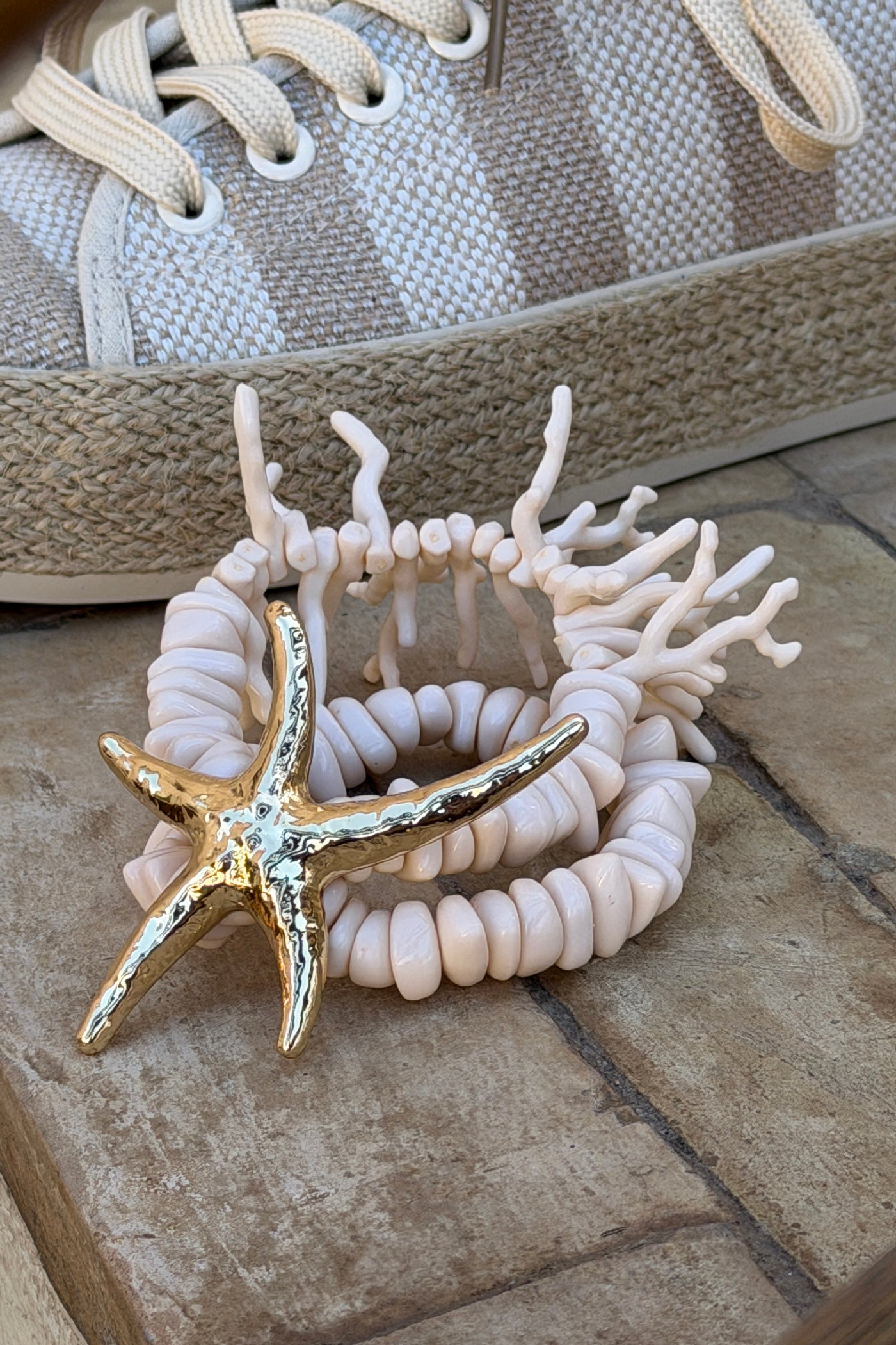 Bracelet double élastique perles beige effet corail étoile de mer dorée