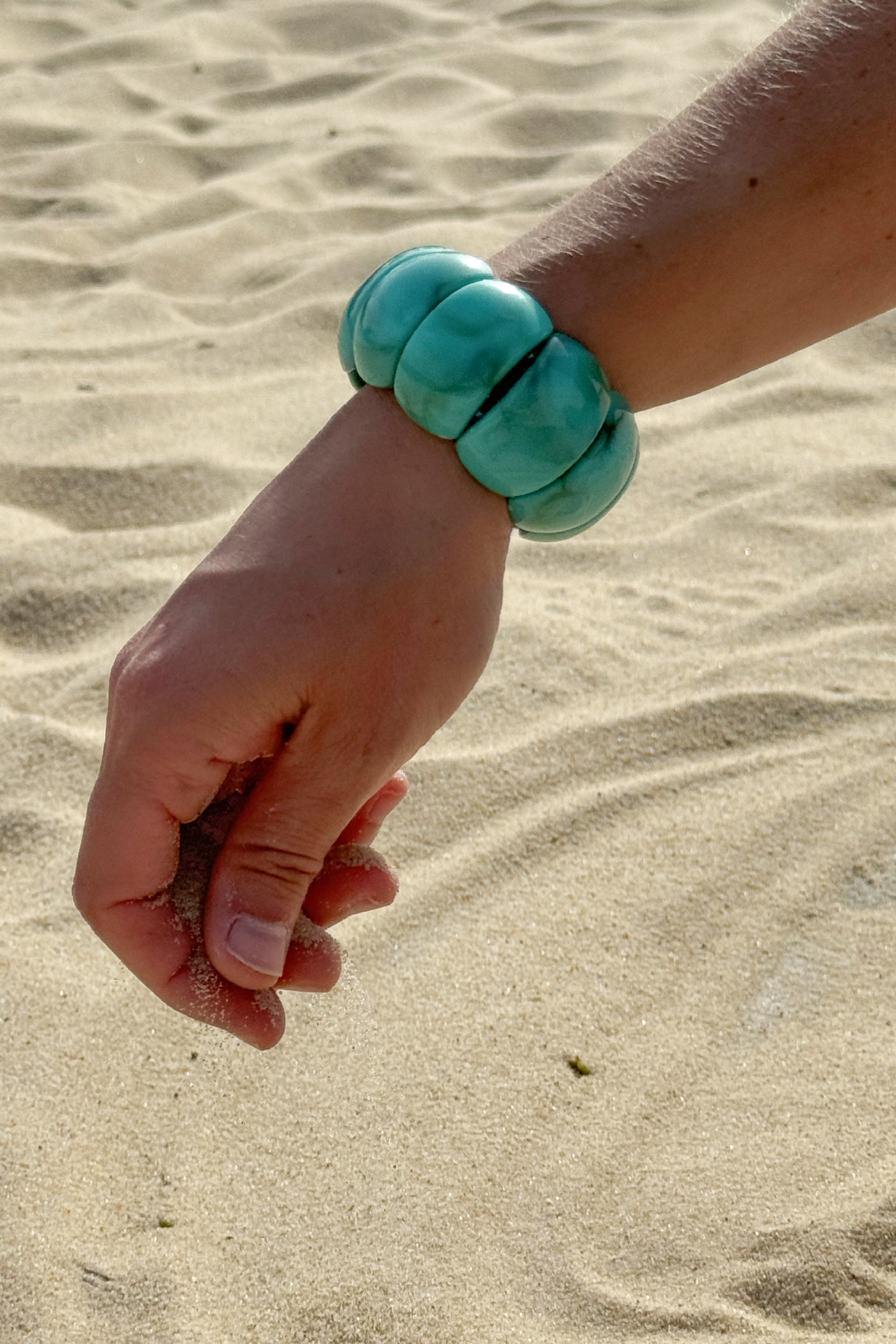 Bracelet élastique en résine turquoise effet jonc