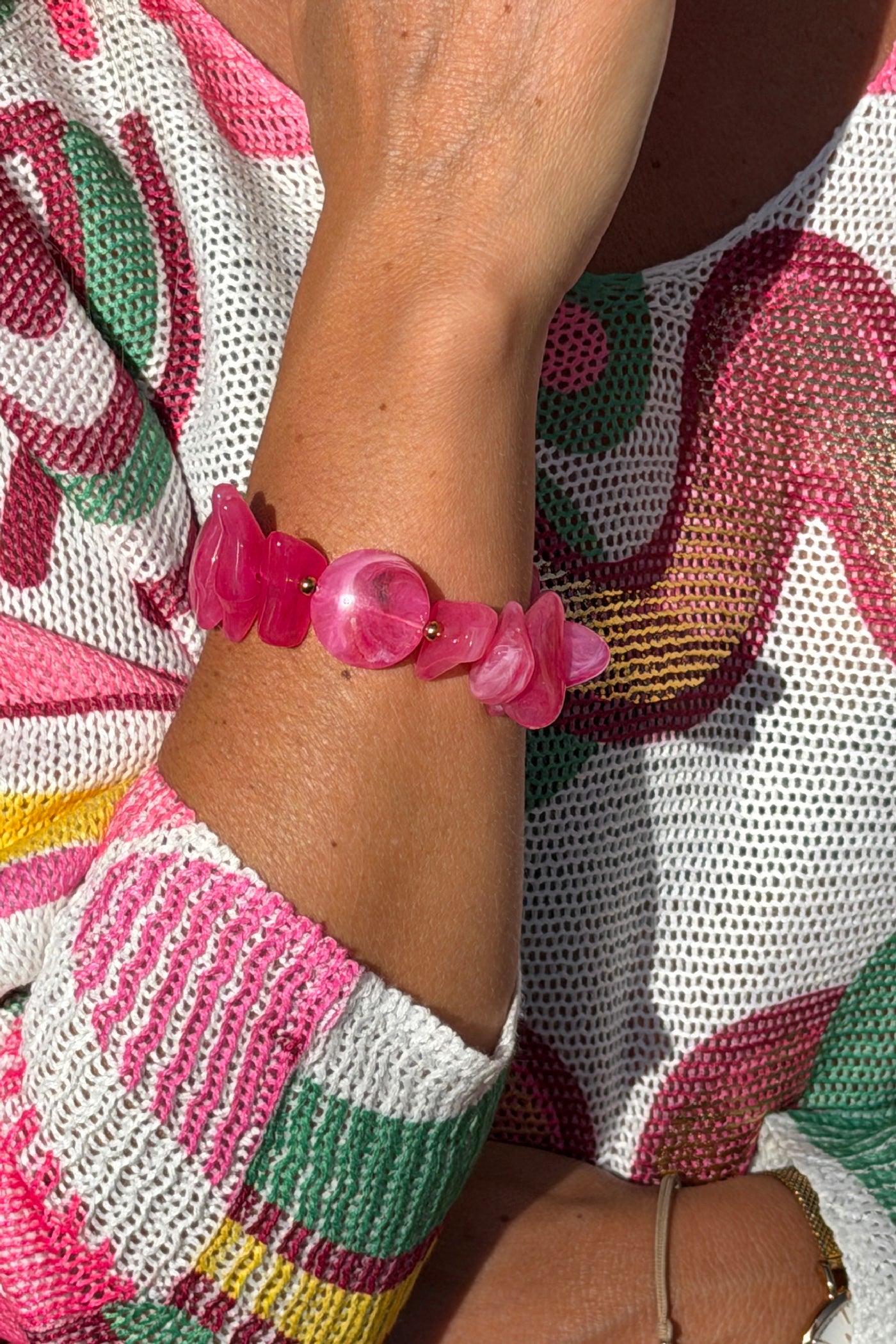 Bracelet élastique perles en résine irrégulière effet pierre marbrée rose fuchsia