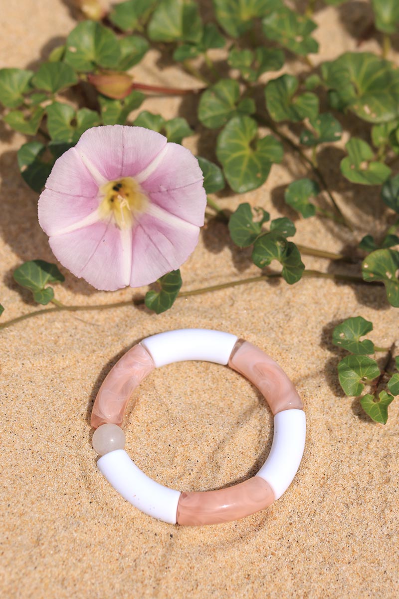 Bracelet elastique style jonc en acetate blanc et rose et pierre de lune semi precieuse