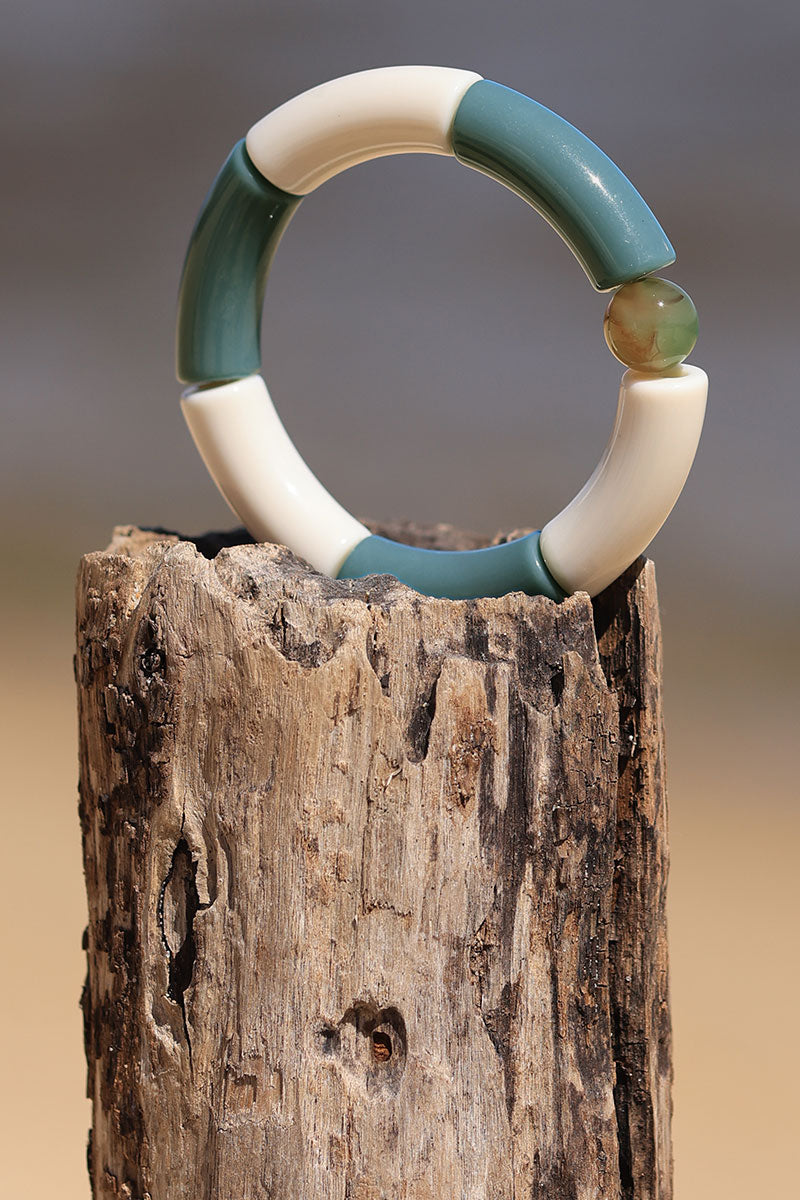 Bracelet élastique style jonc en acétate écru et turquoise et pierre semi précieuse apatite verte