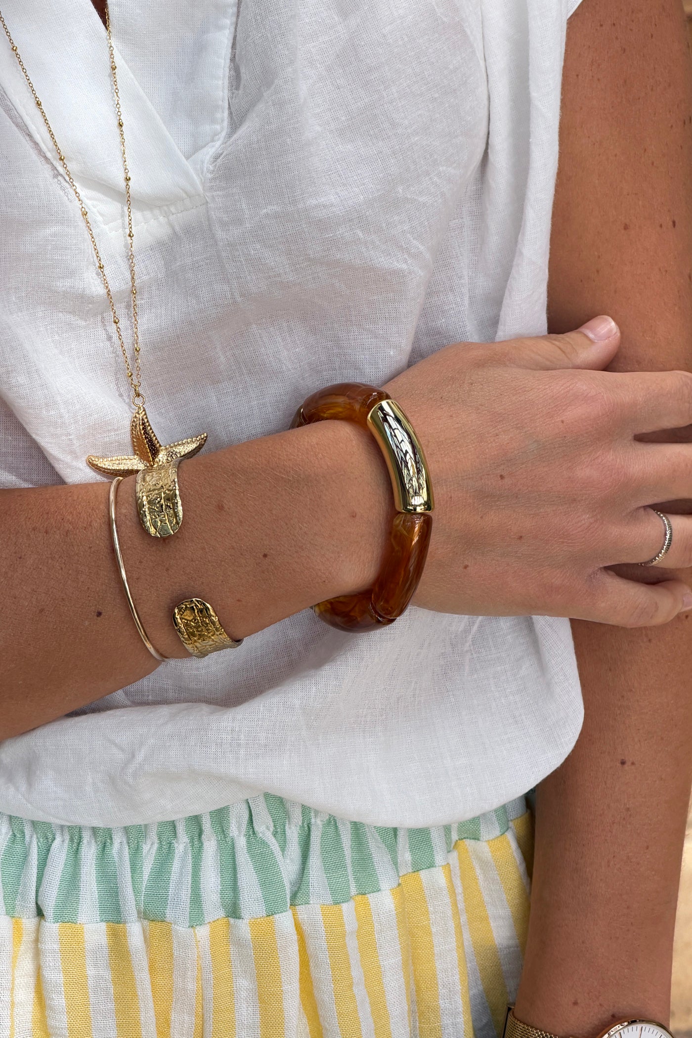 Bracelet élastique style jonc en perles acetate marron écaille et dorée