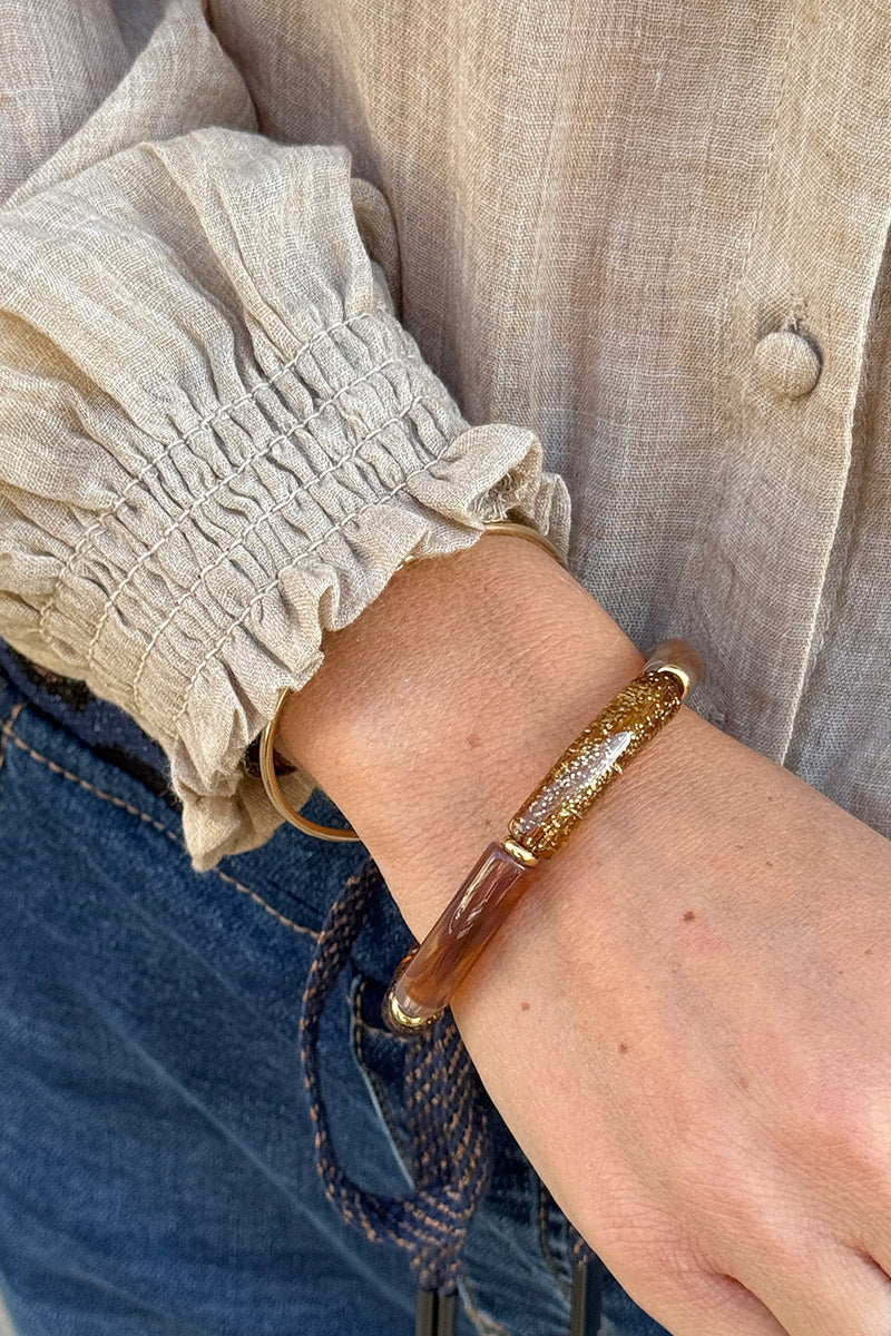 Bracelet élastique style jonc en perles fines acétate écaille camel et paillettes dorées