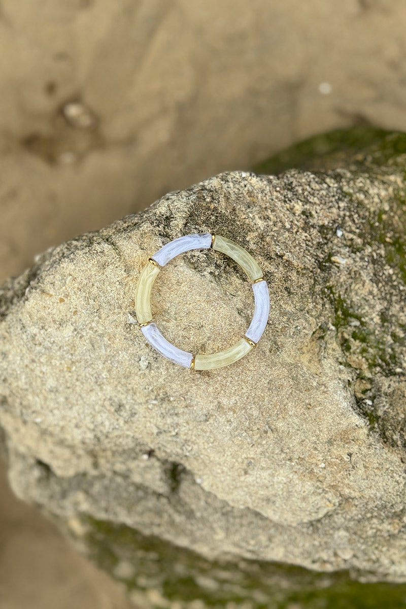 Bracelet élastique style jonc en perles fines acétate marbrées jaune pâle et blanc