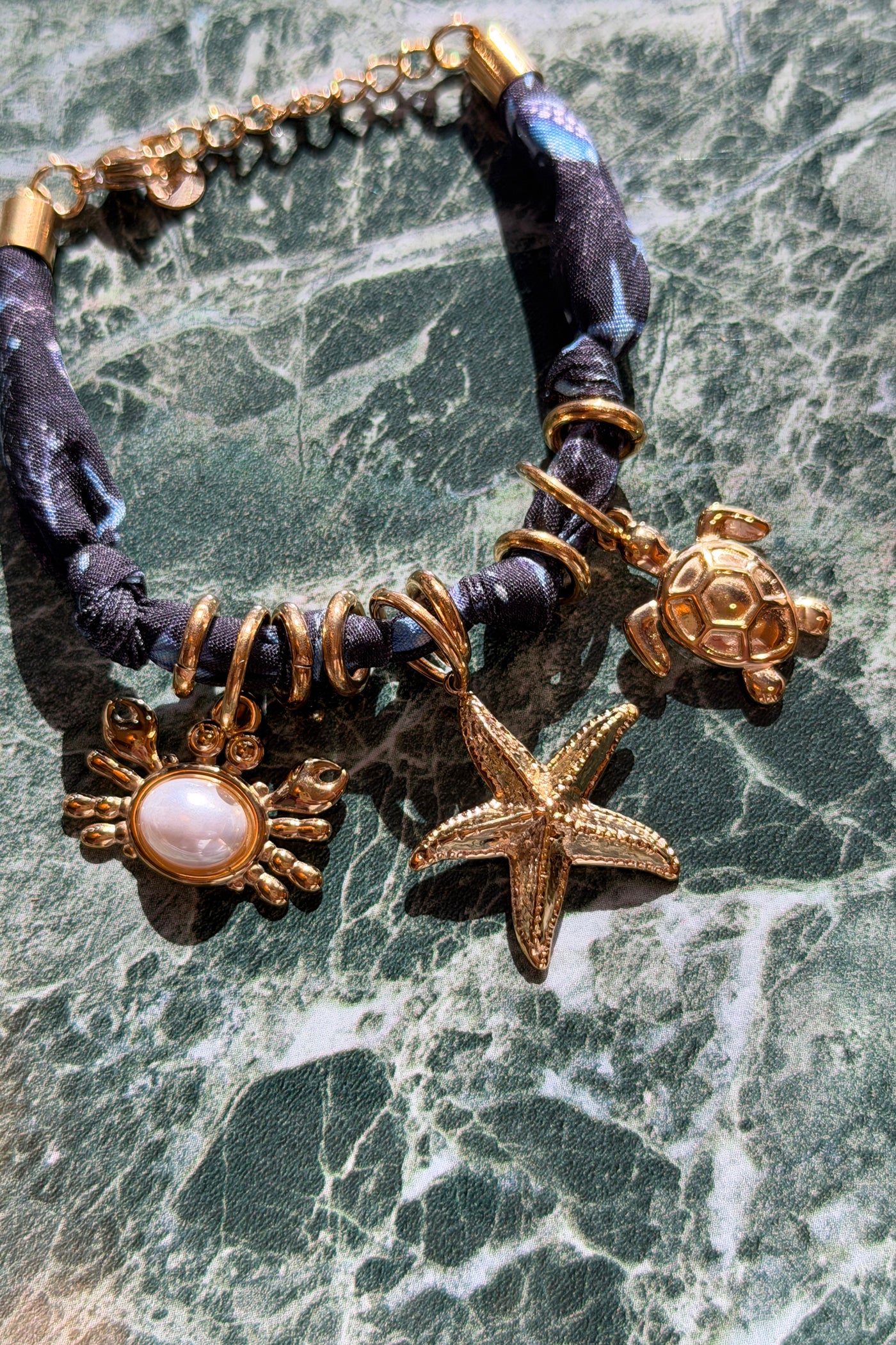 Bracelet en tissu bleu marine imprimé coquillage breloque crabe mer