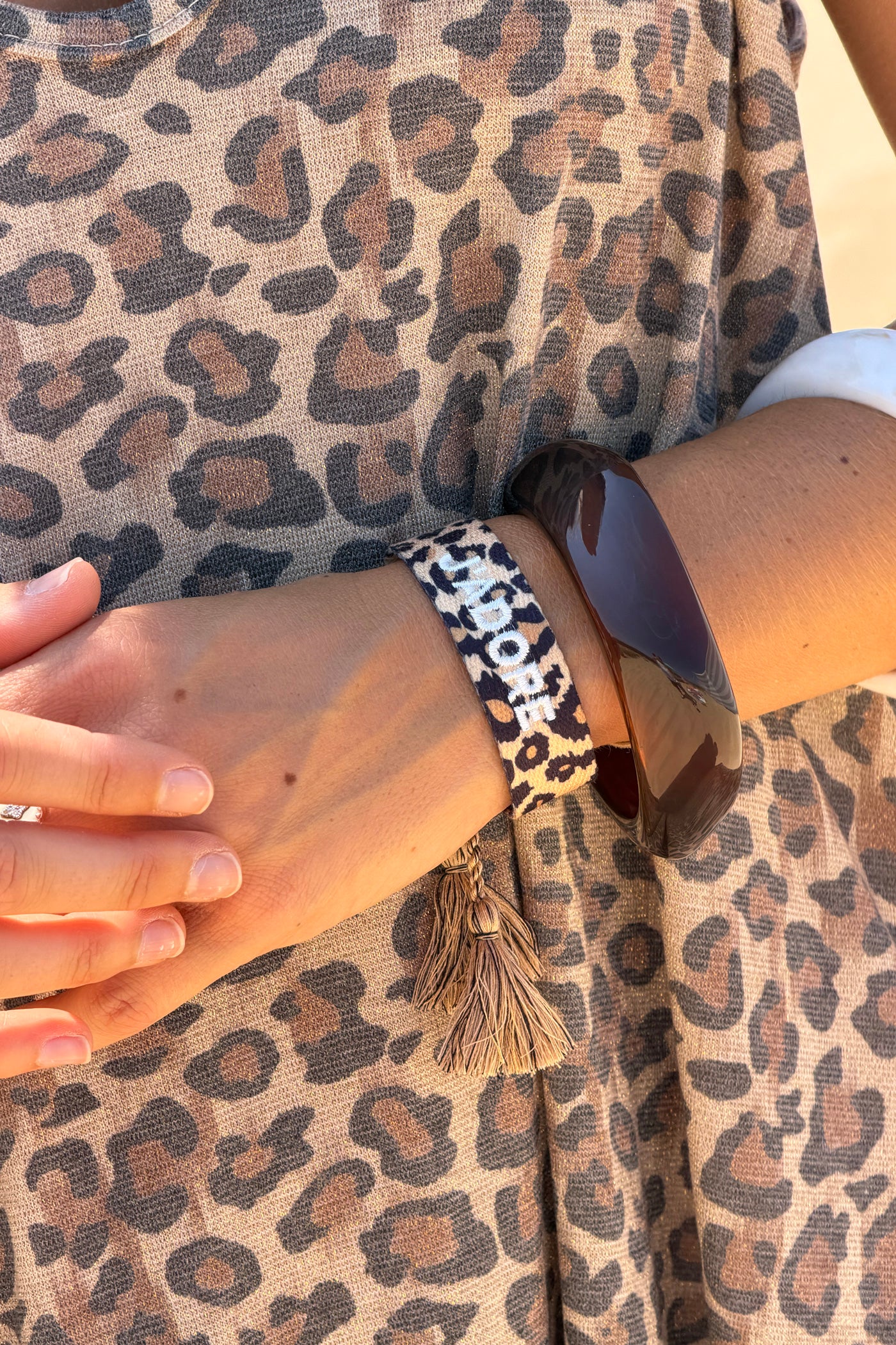 Bracelet en tissu imprimé léopard réglable avec pompons broderie J'adore blanc